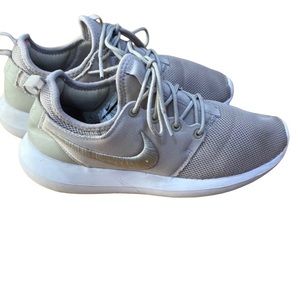 Nike Roshe in Pale Gray/ White with Embroidered Swoosh. Size 7